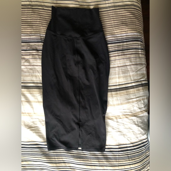 BNWT Nulu Slim-Fit High-Rise Skirt, Black size 2 or XS - Picture 3 of 3